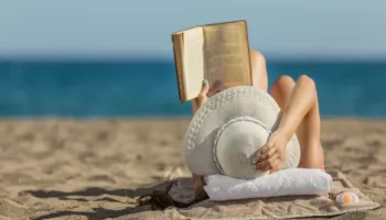Çfarë tregon libri që merrni me vete në pushime për personalitetin tuaj?