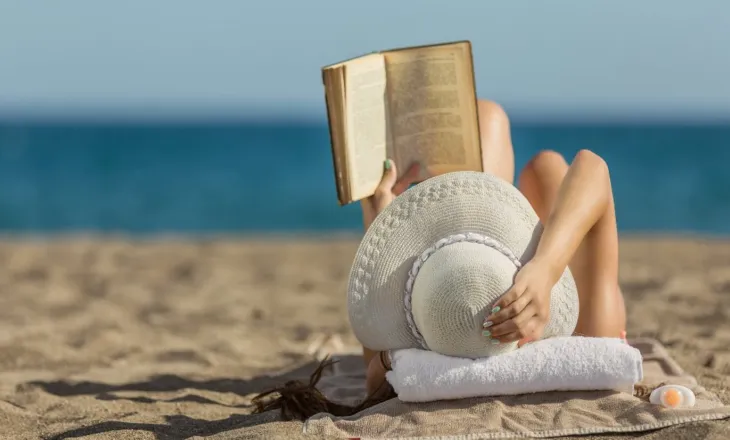 Çfarë tregon libri që merrni me vete në pushime për personalitetin tuaj?