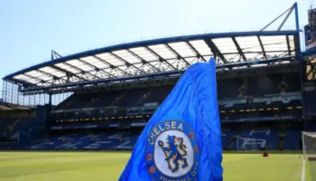 Chelsea largon lojtarët e tepët: Dy sulmuesit qëndrojnë në Premier, mbrojtësi shkon në La Liga