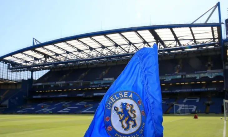 Chelsea largon lojtarët e tepët: Dy sulmuesit qëndrojnë në Premier, mbrojtësi shkon në La Liga