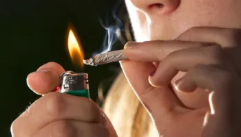 Cigarja po humbet terren te adoleshentët, kanabisi po bëhet “eksperimenti” i ri