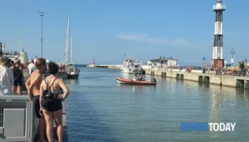 Çmendet shqiptari në Itali, hedh makinën në det bashkë me gruan