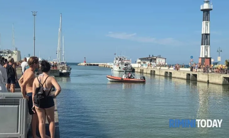 Çmendet shqiptari në Itali, hedh makinën në det bashkë me gruan