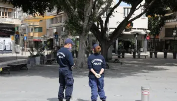Çmenduri/ La vajzën e tij 11-vjeçare vetëm në shtëpi për të parë ndeshjen në Shqipëri, arrestohet babai në Qipro
