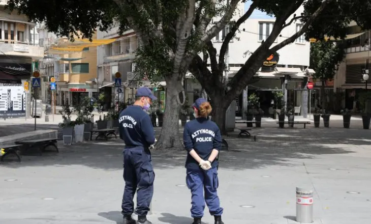 Çmenduri/ La vajzën e tij 11-vjeçare vetëm në shtëpi për të parë ndeshjen në Shqipëri, arrestohet babai në Qipro