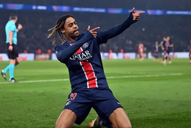 “Çmenduria” e Liverpool në merkato, i ofron PSG-së 115 mln euro për Barcola!