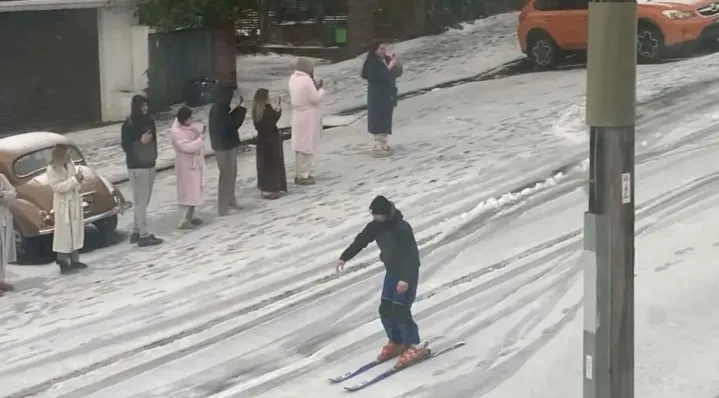“Çmenduritë” e motit, Evropa digjet në 42 gradë celcius, në Zelandë temperaturat zbresin në -9 gradë celcius