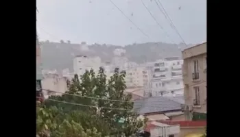 “Çmenduritë” e motit, pas të nxehtit ekstrem Saranda dhe Delvina pushtohen nga stuhitë e shiut!
