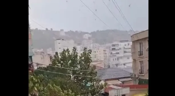 “Çmenduritë” e motit, pas të nxehtit ekstrem Saranda dhe Delvina pushtohen nga stuhitë e shiut!