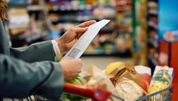 Çmimet e larta/ Rritja e inflacionit alarmon konsumatorët shqiptarë, bizneset nuk shqetësohen