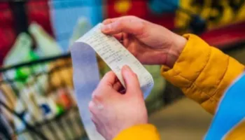Çmimet marrin ‘zjarr’ në korrik, ushqimet kryesojnë rritjen/ Në kulmin e prodhimit vendas, perimet shtrenjtohen me 10%