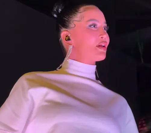 Dafina Zeqiri ndez Korçën, spektakël në natën finale të Festës së Birrës