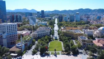“Daily Mail”: Tirana kryeson renditjen evropiane për udhëtime të përballueshme