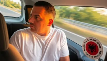 Dalin pamjet! Ky është momenti kur vihen në pranga Ergys Agasi dhe ish-zyrtari policor në Durrës