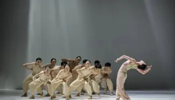 “Dance in August” sjell në Berlin një udhëtim përmes trupit, natyrës dhe rezistencës