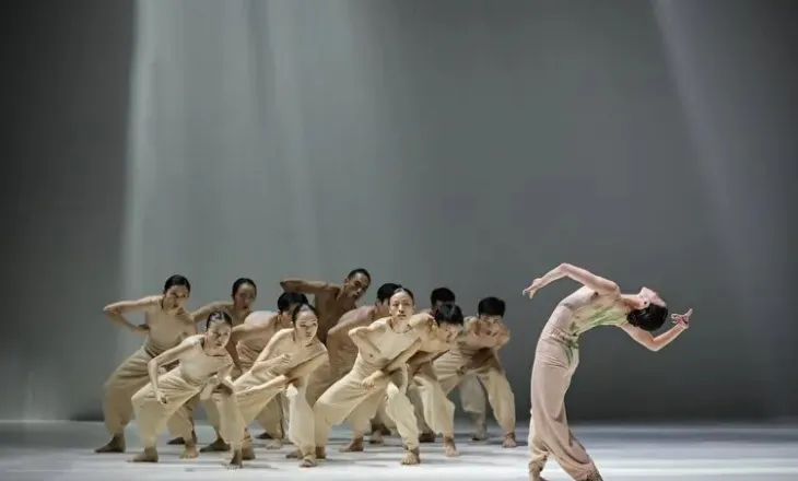 “Dance in August” sjell në Berlin një udhëtim përmes trupit, natyrës dhe rezistencës