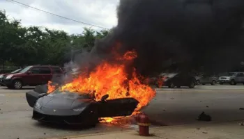 Dasma kthehet në kaos/ Dy mjeteve luksoze, Lamborghini dhe McLaren iu vihen molotov