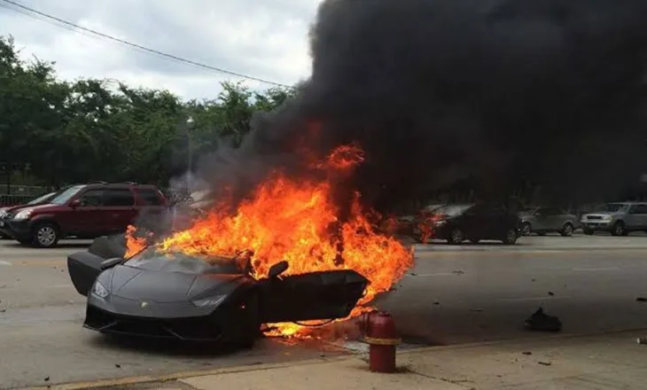 Dasma kthehet në kaos/ Dy mjeteve luksoze, Lamborghini dhe McLaren iu vihen molotov
