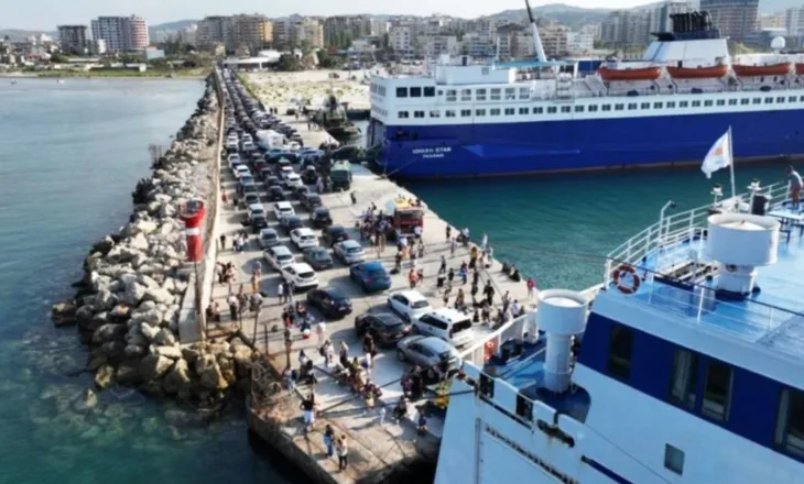 Defekti elektrik bllokon imbarkimin e pasagjerëve në traget në Portin e Vlorës