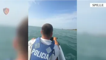 Defekti në motor mbush skafin me ujë, shpëtohen 8 anëtarët e një familjeje në Spille (VIDEO)
