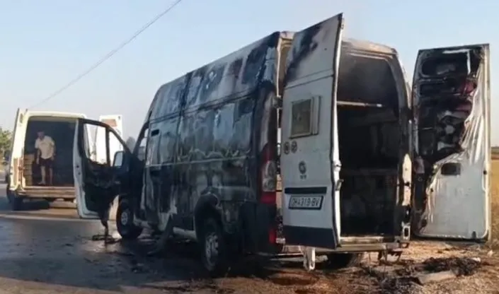 Defekti në sistemin e kondicionimit shkrumbon në Lushnjë furgonin që transportonte zogj fushe nga Maqedonia e Veriut! Shoferi…