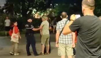Degjeneron protesta para Kryeministrisë! Burri godet me shkop gruan (VIDEO)