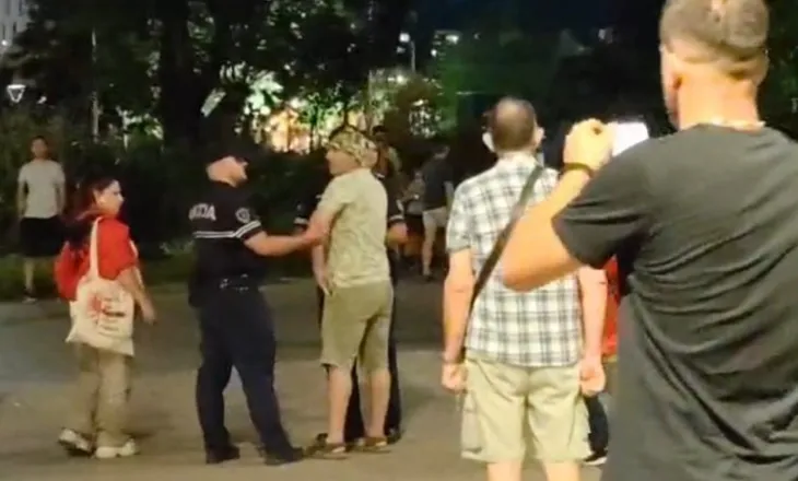 Degjeneron protesta para Kryeministrisë! Burri godet me shkop gruan (VIDEO)