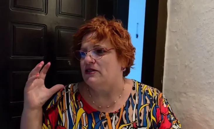 ‘Dëgjova një zhurmë’, banorja e pallatit rrëfen momentet pas vrasjes në Korçë: Pashë të riun të shtrirë, ishte tmerr