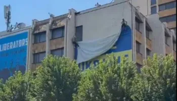 Deklaratat e Zelenskyt në Serbi, largohet mbishkrimi “Free Ukraine” në Prishtinë