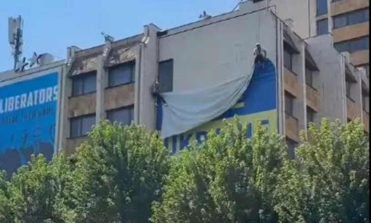 Deklaratat e Zelenskyt në Serbi, largohet mbishkrimi “Free Ukraine” në Prishtinë