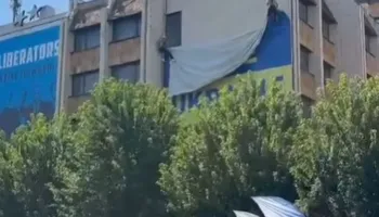 Deklaratat e Zelenskyt për Kosovën, Prishtina heq banderolën gjigande me mbishkrimin ‘Free Ukraine’