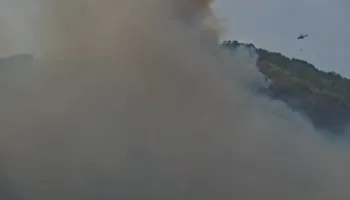 Del jashtë kontrollit zjarri në Lundër të Matit, rrezikohen stanet! Nis ndërhyrja nga ajri (VIDEO)