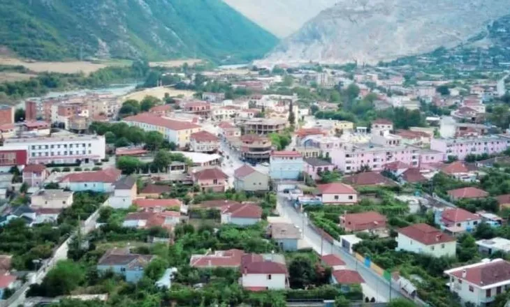Demokratë e socialistë bëhen bashkë/ Këshilli Bashkiak i Këlcyrës, refuzon unanimisht bashkimin me Përmentin