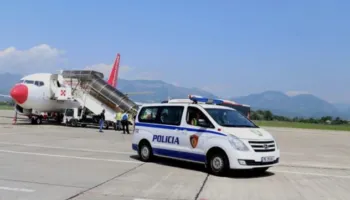 Dënime për plagosje dhe vjedhje, Interpol Tirana ekstradon dy të kërkuar nga Britania dhe Greqia