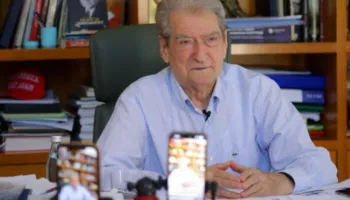 Denoncimi i Sali Berishës: Nga porti i Durrësit janë shkarkuar me vinç tre kontejnerë me euro! Prej 5 viteve…