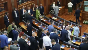 Deputetët e PDK mblidhen në Kuvend, LDK dhe AAK thirrje Kurtit që të thërrasë sonte seancën konstituive