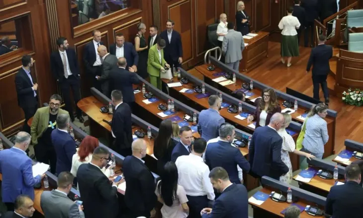 Deputetët e PDK mblidhen në Kuvend, LDK dhe AAK thirrje Kurtit që të thërrasë sonte seancën konstituive