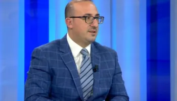 “Dhimbje e madhe, që na paska prishur Lartmadhëria pushimet ditore”/ Ironizon Korreshi: Ku është ajo…