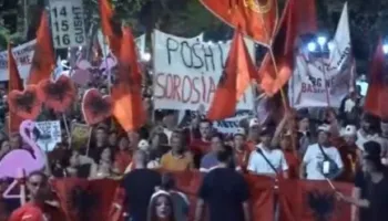 Diaspora mbush Bulevardin/ Mbyllen fjalimet, nis marshimi masiv i qytetarëve: Rama, jepe dorëheqjen