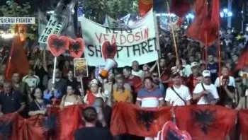 Diaspora ‘shtyn’ përpara revoltën/ Protesta masive vijon me entuziazëm e shpirt në rrugët e Tiranës: Këtu vendosim ne