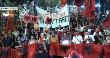 Diaspora ‘shtyn’ përpara revoltën/ Protesta masive vijon me entuziazëm e shpirt në rrugët e Tiranës: Këtu vendosim ne