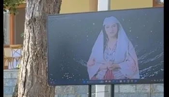 Diella “prezente” në mbledhjen e ministrave në Pogradec, Rama i “teston” inteligjencën me Kumbaron