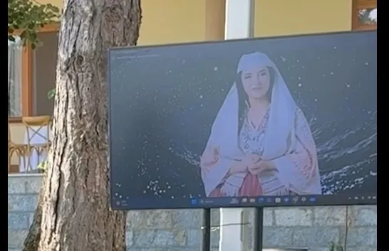 Diella “prezente” në mbledhjen e ministrave në Pogradec, Rama i “teston” inteligjencën me Kumbaron