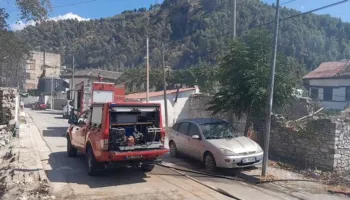 Digjen dy banesa në Berat, flakët përfshijnë edhe një shtëpi monument kulture, zjarri dyshohet i qëllimshëm