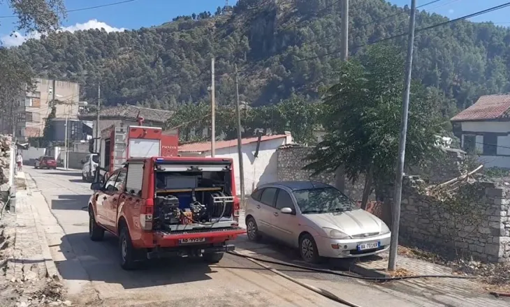 Digjen dy banesa në Berat, flakët përfshijnë edhe një shtëpi monument kulture, zjarri dyshohet i qëllimshëm