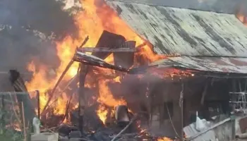 Digjet një magazinë në Bulqizë, flakët rrezikojnë edhe dy banesa pranë saj