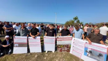 Disa qytetarë protestojnë kundër ndërtimit të një kishe në Zagorë të Vushtrrisë
