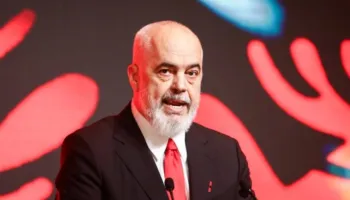 Disa socialistë grisën teserat e PS në kundërshtim të territoriales, Rama: Akt i turpshëm! Tribunë të vegjël që s’dinë çfarë thonë
