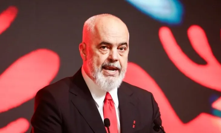 Disa socialistë grisën teserat e PS në kundërshtim të territoriales, Rama: Akt i turpshëm! Tribunë të vegjël që s’dinë çfarë thonë