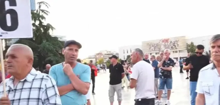 Dita e 66 e protestës, nis organizimi në sheshin “Skënderbej”, shqiptarët kërkojnë largimin e Ramës